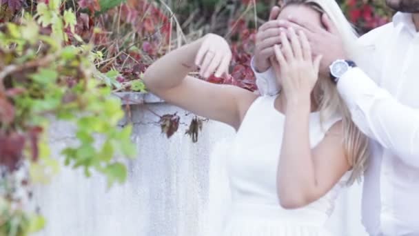 Casal jogando surpresas e beijando — Vídeo de Stock