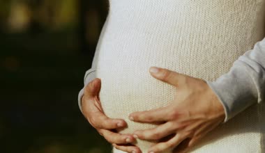 hamile okşayarak ellerini göbek