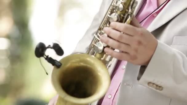 Tocando saxofón — Vídeo de stock