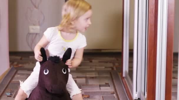 马背上的女孩 — 图库视频影像