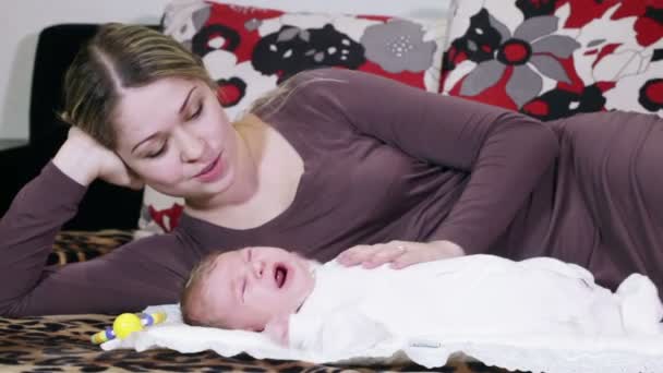 Maman et pleurer bébé — Video