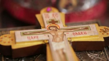 Tabloları üzerinde çapraz