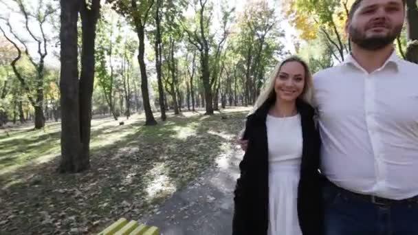 Couple on walk — Stock Video