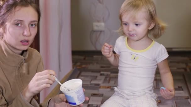 赤ちゃんの摂食 — ストック動画
