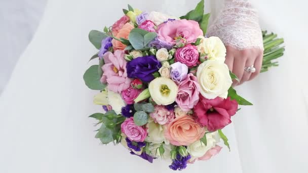 Bouquet de mariage dans les mains mariée 