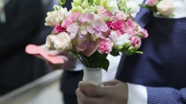 Ženich s svatební kytice a karta — Stock video