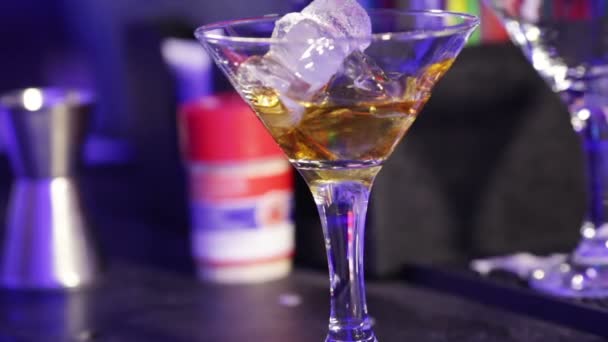 Förbereda cocktails — Stockvideo