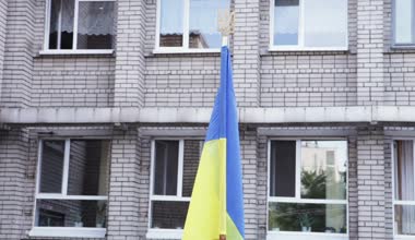 Ukrayna bayrağı okul bahçesi
