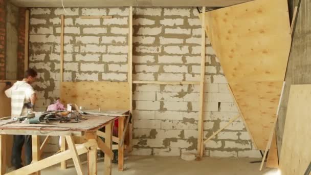 Installazione di tavole di legno — Video Stock