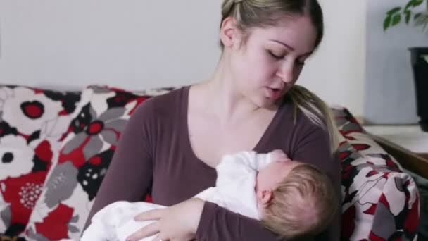 Maman avec bébé pleurant — Video