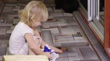 Çocuk oyuncağı ile...