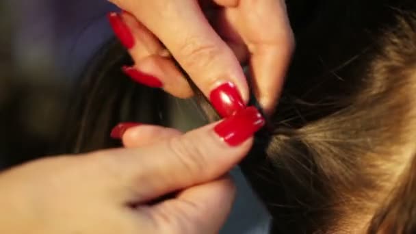 Weaving braids brunette — Stock Video