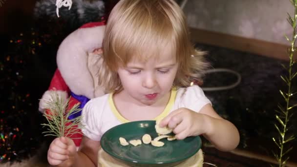 Çocuk gevreği yiyor — Stok video