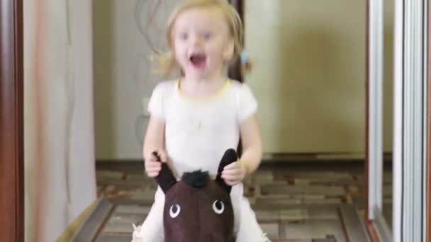 马背上的女孩 — 图库视频影像