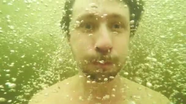 Skok do vody — Stock video