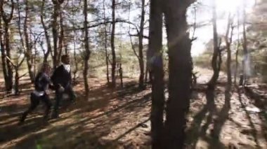 Ahşap arasında çalışan çift