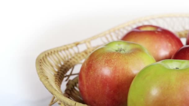 Яблоки в корзине — стоковое видео