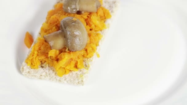 Crispbread com cogumelos e cenouras — Vídeo de Stock