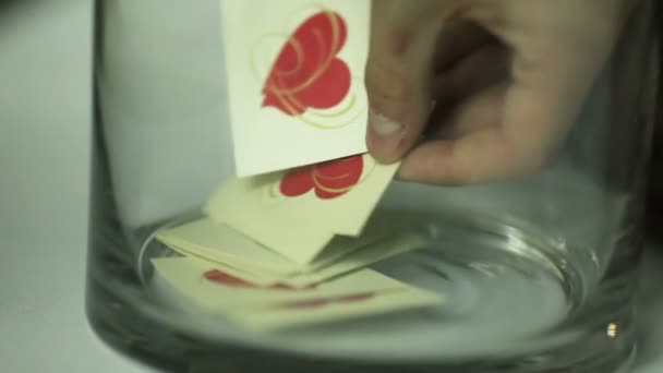 Скляний посуд з паперовими картками — стокове відео
