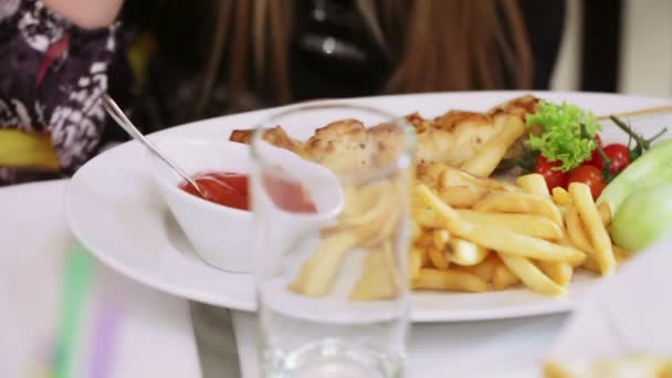 Batatas fritas e churrasco — Vídeo de Stock