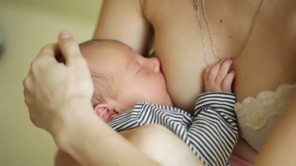 母乳喂养的孩子 — 图库视频影像