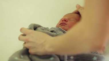 Uyuyan yeni doğan oğlu döşeme