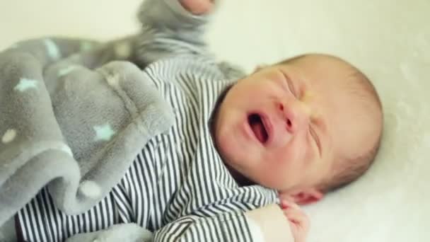新生児の泣き声 — ストック動画