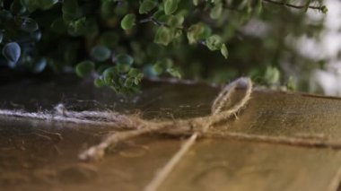 İp kitap ile bağlı