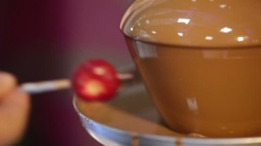 Kürdan üzerinde çilek