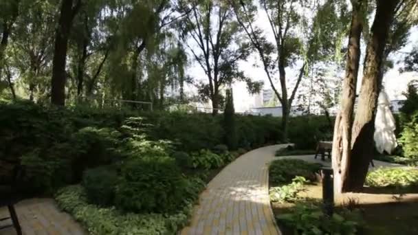 table et chaises dans le parc 