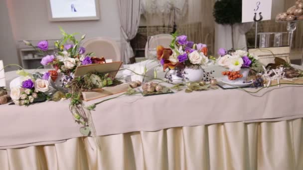 テーブルの装飾の花を持つ — ストック動画