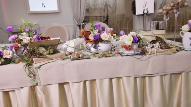 Dekoracje stołu z kwiatem — Wideo stockowe