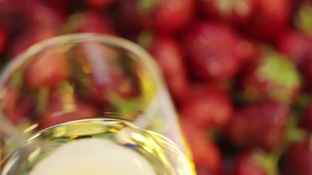 Fragole e champagne. Macro — Video Stock