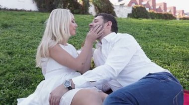 Çim üzerinde çift