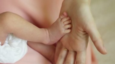 Yeni doğmuş bebek bacakları