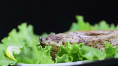 Kızarmış balık ve balık balık yumurtası marul yaprakları üzerinde