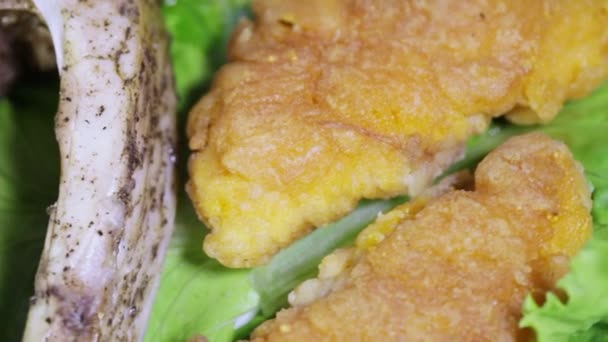 Gebratener Fisch und Fischrogen auf Salatblättern — Stockvideo