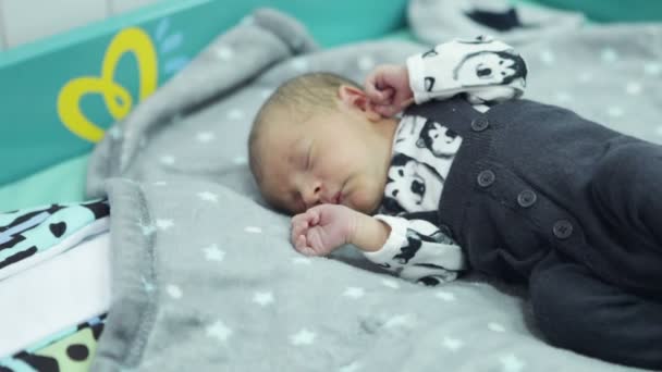 Deitado dormindo filho recém-nascido — Vídeo de Stock