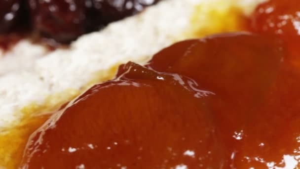 Pain croustillant à la confiture — Video