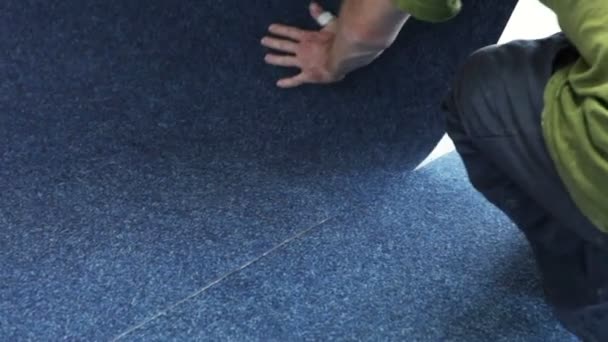 Colocación en el adhesivo de la alfombra — Vídeos de Stock