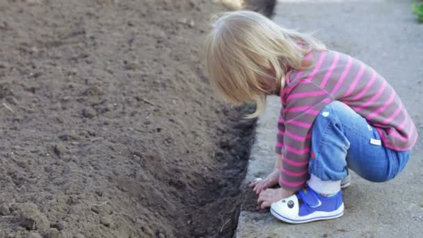 Fille dans le jardin — Video