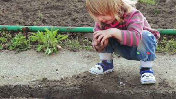 Menina no jardim — Vídeo de Stock