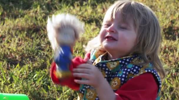 Fille avec vieille poupée — Video