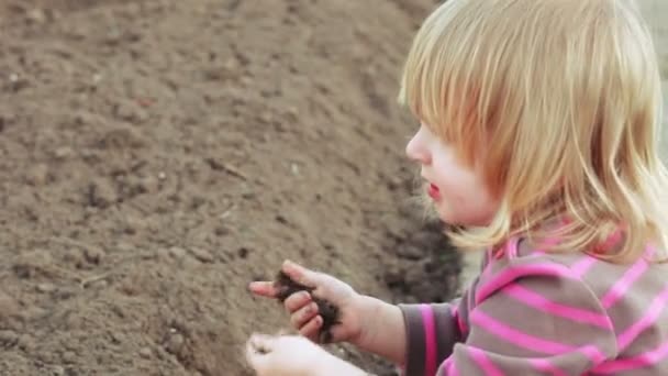 Meisje in de tuin — Stockvideo