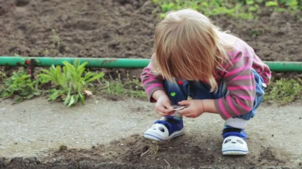 Ragazza in giardino — Video Stock