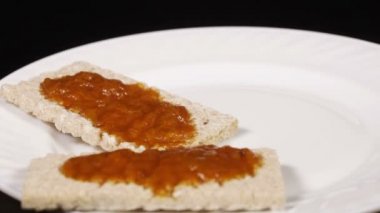 Reçelli çıtır ekmek