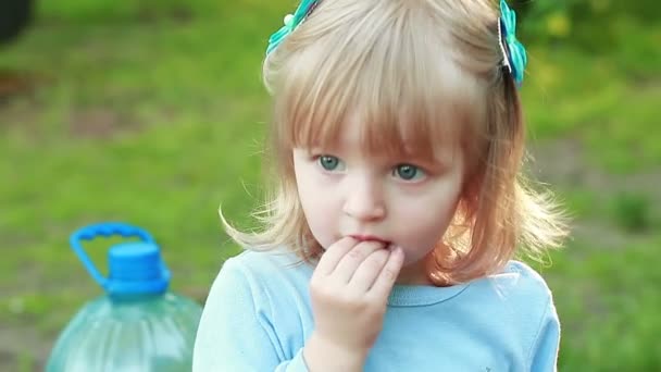 Girl sucking hand on nature — Stock Video