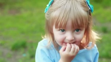 Kız el doğa üzerinde emme