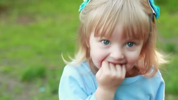 Menina chupando mão na natureza — Vídeo de Stock