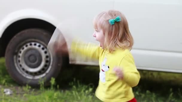 Child her nose in handkerchief — Stock Video